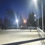 Oświetlony plac do jazdy konnej - Zagroda Mustang